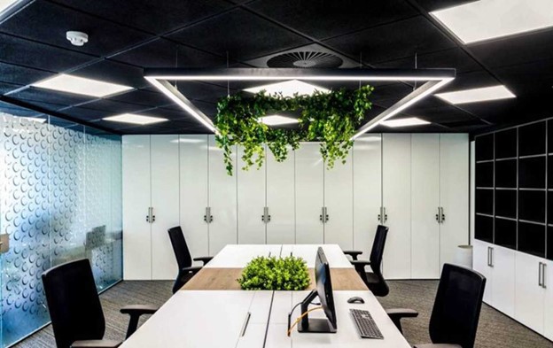 Corp de iluminat cu LED în formă de dreptunghi, amplasat deasupra mesei și plante decorative
